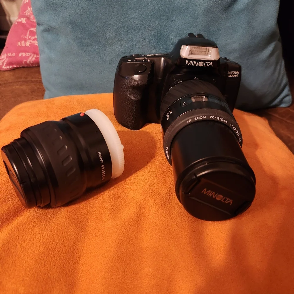 Minolta MAXXUM 300SI WITH TWO LENS